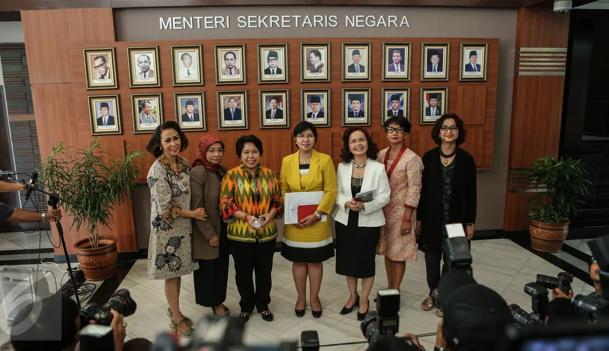 Panitia Seleksi (Pansel) calon pimpinan KPK saat menggelar konferensi pers di Gedung Sekretariat Negara, Jakarta, Selasa (23/6/2015). Pansel mengumumkan bahwa masa pendaftaran calon Pimpinan KPK diperpanjang hingga awal Juli. (Liputan6.com/Faizal Fanani)