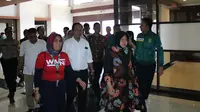 Walikota Surabaya Tri Rismaharini menyambangi Persebaya Surabaya di Stadion Gelora Bung Tomo (GBT), Surabaya, Sabtu (24/8/2019) sore. (Bola.com/Aditya Wany)