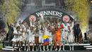 Para pemain Frankfurt merayakan dengan trofi setelah memenangkan pertandingan final Liga Europa melawan Rangers di stadion Ramon Sanchez Pizjuan di Seville, Spanyol, Kamis (19/5/2022). Frankfurt mengalahkan Rangers 5-4 dalam adu penalti setelah pertandingan pertandingan berakhir imbang 1-1. (AP Photo/Manu Fernandez)