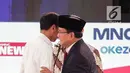 Capres nomor urut 01 Joko Widodo atau Jokowi (kiri) dan capres nomor urut 02 Prabowo Subianto saling berpelukan dalam debat kedua Pilpres 2019 di Hotel Sultan, Jakarta, Minggu (17/2). (Liputan6.com/Faizal Fanani)