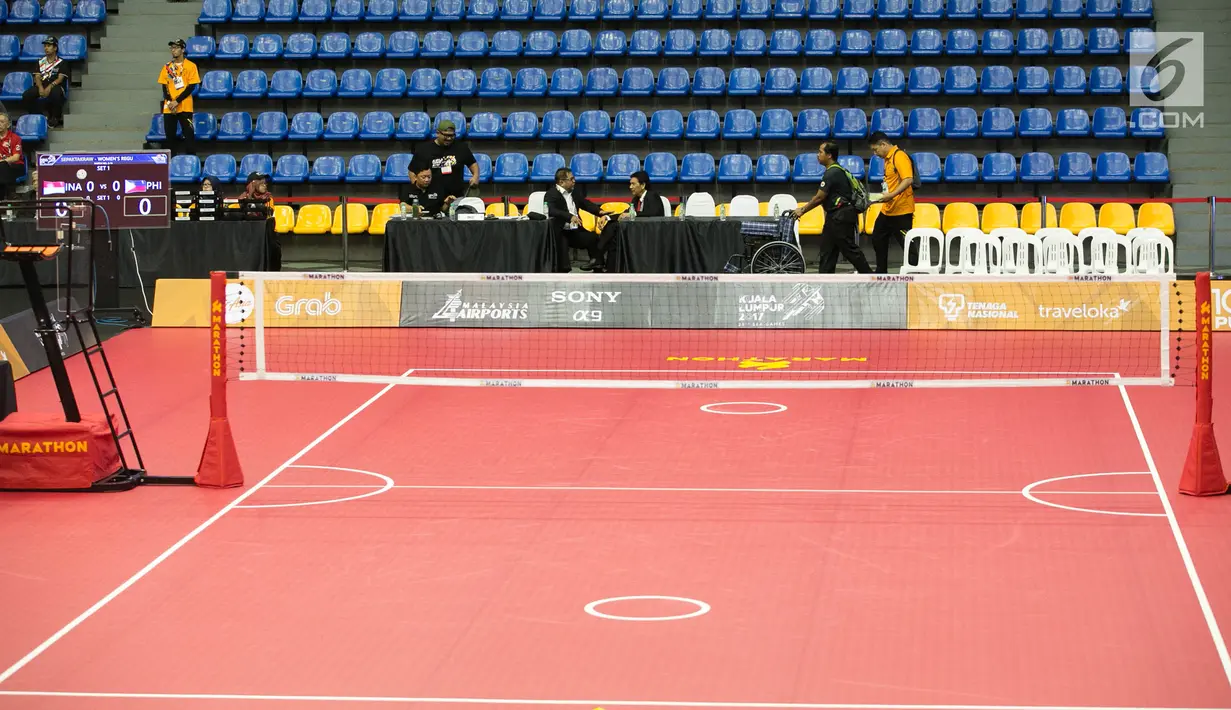 Suasana lapangan nomor beregu sepak takraw putri dalam SEA GAMES 2017 di Titiwangsa Indoor Stadium, Kuala Lumpur, Senin (21/8). Timnas sepak takraw putri Indonesia kembali melakukan walk out (WO) pada laga melawan Filipina. (Liputan6.com/Faizal Fanani)