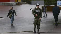 Seorang anggota tentara Kolombia berpatroli di dekat kedutaan Israel di Bogota, Rabu (18/10/2023). (Juan BARRETO / AFP)