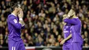 Cristiano Ronaldo (kanan) dan timnya Real Madrid terpaksa menyerah dari Valencia dan mengubur mimpi membawa pulang poin setelah kalah 1-2 pada lanjutan La Liga Spanyol di Mestalla stadium, Valencia, (22/2/2017). (AP/Alberto Saiz)