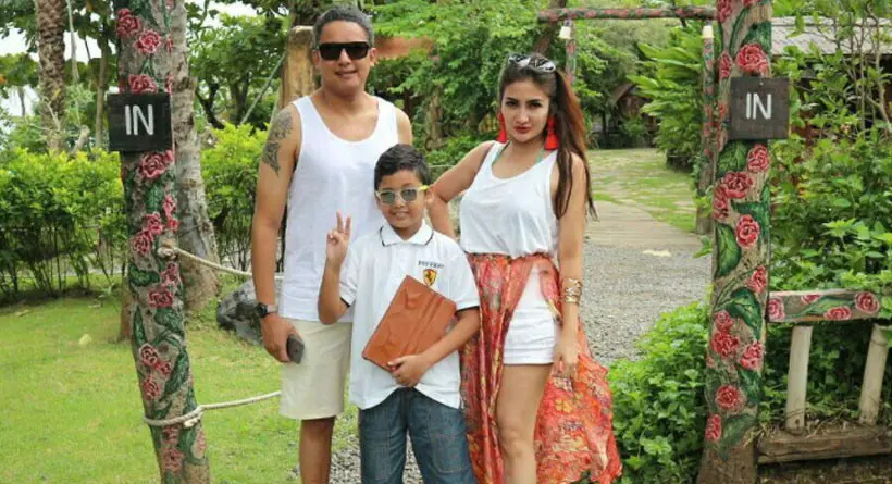 Natalie Sarah bersama suami, Abdullah Rizal dan anak lelakinya, Habibi Abdullah Aziz.  (Instagram)