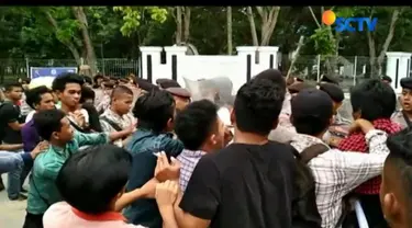 Para mahasiswa menuntut agar pelaku penganiayaan terhadap warga dalam kasus sengketa lahan di Kelurahan Bende, Kota Kendari,