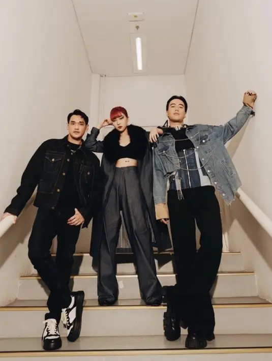 Afgan pun hadir berkolaborasi dengan Raisa, ia tampil dengan jaket denim serta inner dan celananya. (@vidialdiano)