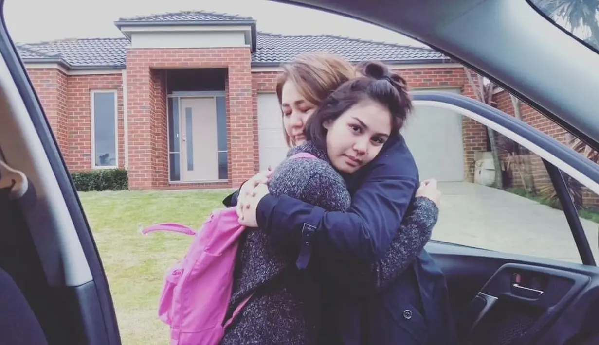 Suasana haru Sissy Prescillia melepas adiknya Vanesha Prescilla yang akan melanjutkan study di Australia. Dua video dibagikan artis senior itu saat keduanya turun dari mobil. (Instagram/sysiio)