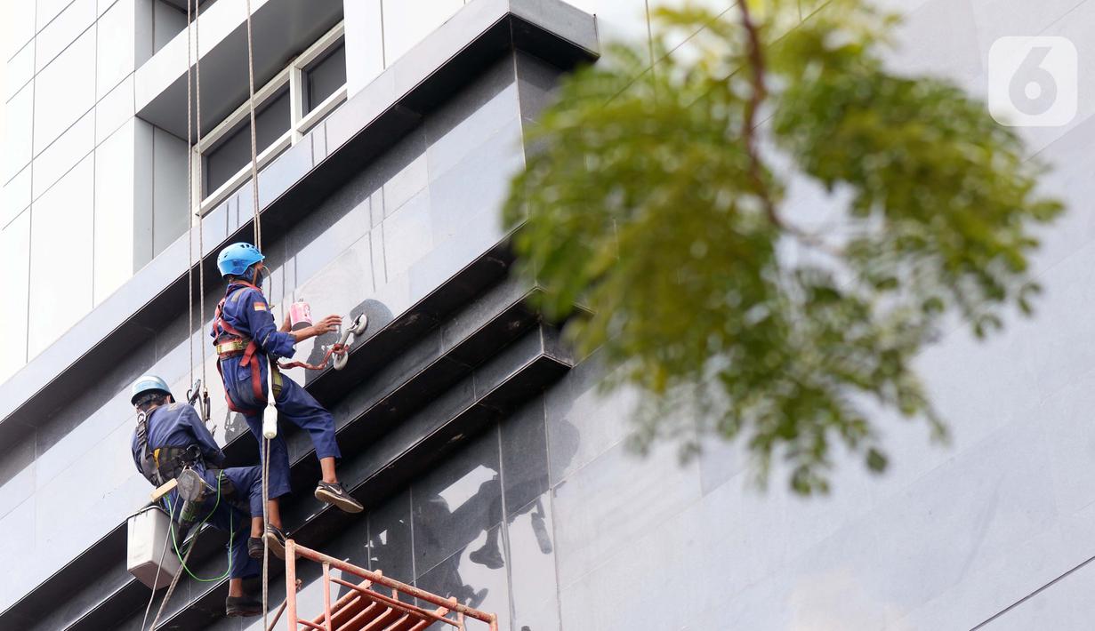 Aktivitas pekerja ketinggian di salah satu bagian gedung Pengadilan Negeri Jakarta Pusat, Rabu (18/11/2020). Kemenaker terus melakukan berbagai upaya menekan angka kecelakaan kerja, diantaranya peningkatan regulasi dan budaya Kesehatan dan Keselamatan Kerja (K3). (Liputan6.com/Helmi Fithriansyah)