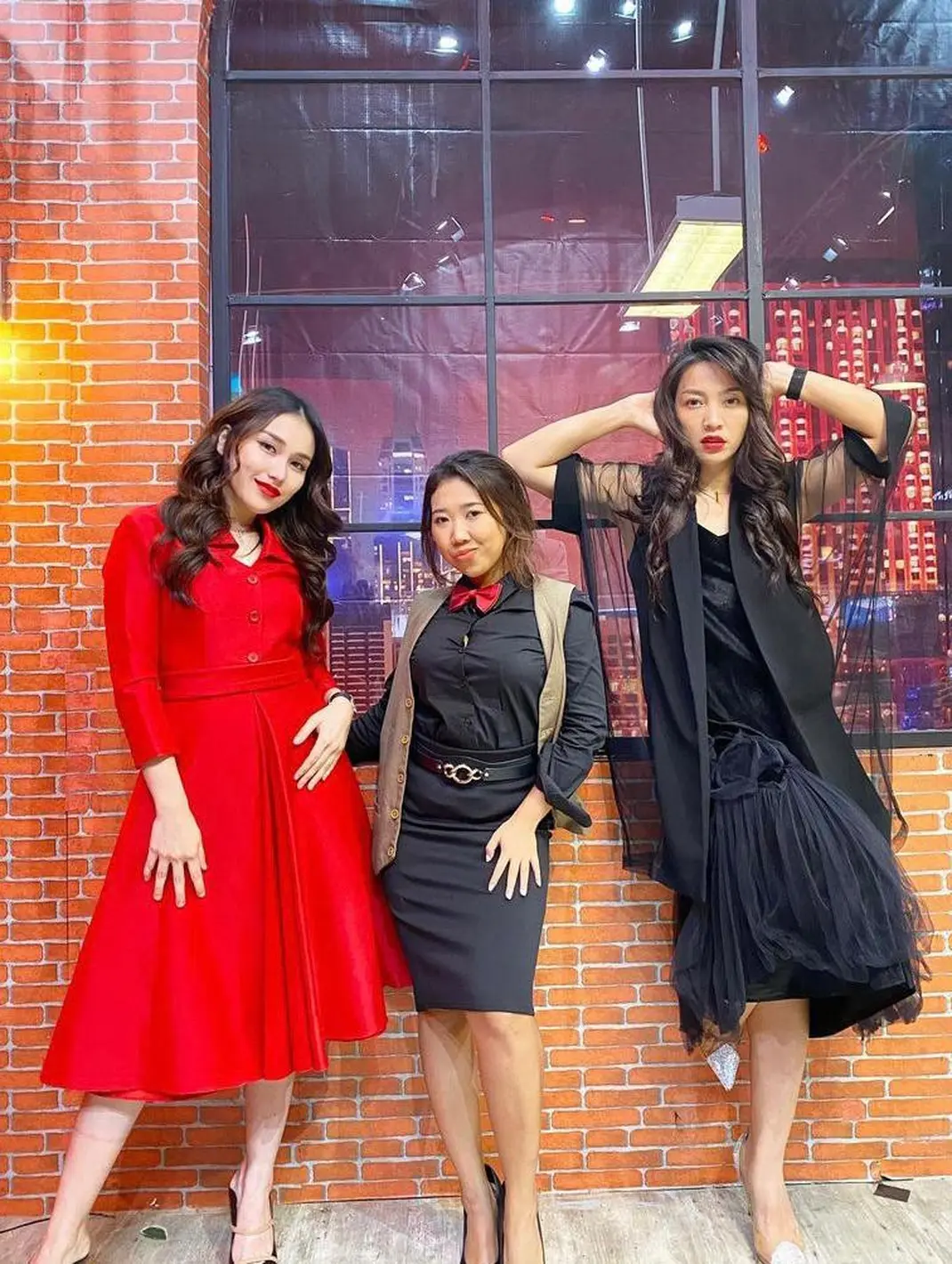 6 Potret Tampilan Mencolok Ayu Ting Ting Pakai Dress Merah, Curi ...