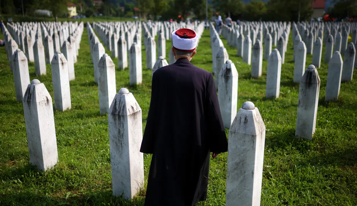 Pembantaian Srebrenica (disebut juga Genosida Srebrenica) adalah kejadian pembantaian terhadap sekitar lebih dari 8.000 laki-laki dan remaja Bosniaks (umat muslim Bosnia) pada Juli 1995 di Srebrenica oleh pasukan Republik Srpska pimpinan Jenderal Ratko Mladić. (AP Photo/Armin Durgut)