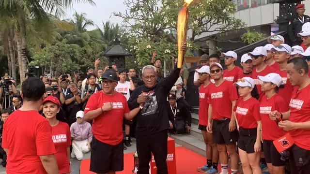 Ketua DPP PDI Perjuangan (PDIP) Bidang Kehormatan Komarudin Watubun saat menyambut kehadiran Sekjen PDI Perjuangan Hasto Kristiyanto