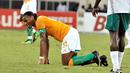 Kapten Pantai Gading, Didier Drogba tidak bisa membantu timnya mengalahkan Burkina Faso yang berkesudahan 0-0 pada 11 Januari 2010 di Cabinda, pada partai di Grup B Piala Afrika. AFP PHOTO/ISSOUF SANOGO