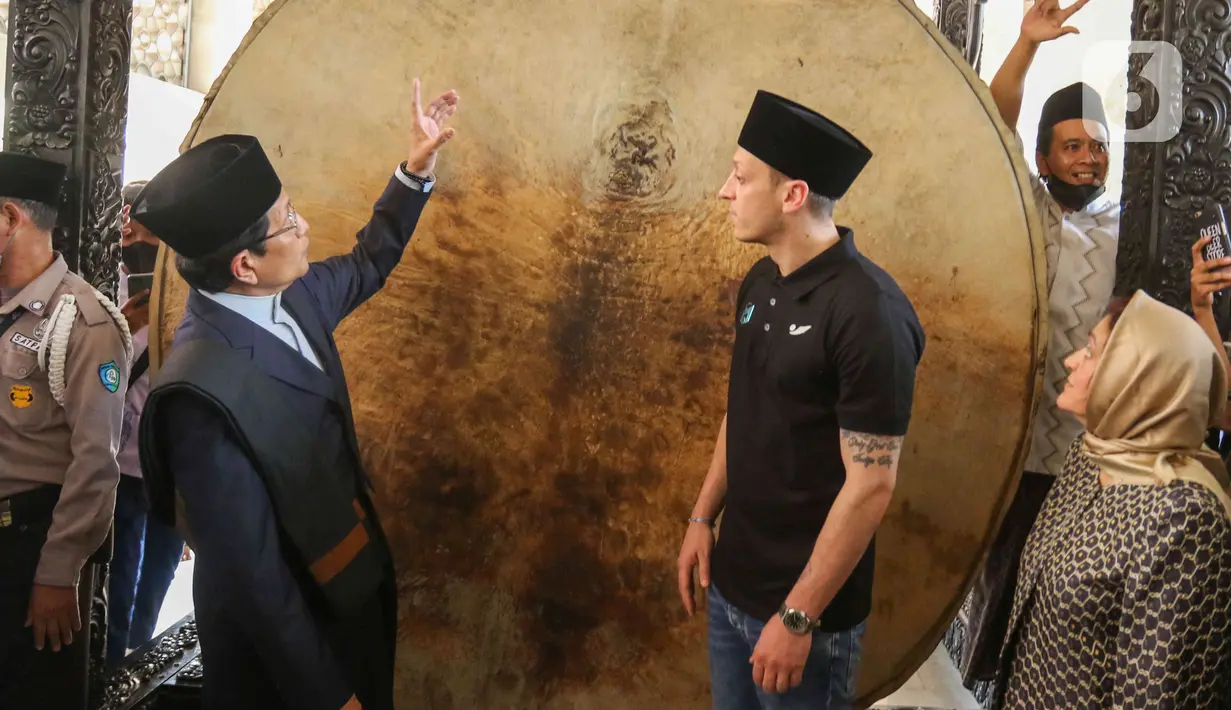 Bintang sepak bola asal Jerman, Mesut Ozil bersama Imam Besar Masjid Istiqlal Nassaruddin Umar saat berada di Masjid Istiqlal, Jakarta, Jumat (27/5/2022). Mesut Ozil menunaikan Sholat Jumat di Masjid Istiqlal hari ini 27 Mei 2022. Ozil memang sangat mengagumi Masjid Istiqlal. (Liputan6.com/Herman Zakharia)