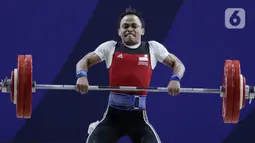 Lifter putra Indonesia, Suratman melakukan angkatan saat SEA Games 2019 cabang angkat besi nomor 55 kg di Stadion Rizal Memorial, Manila, Minggu (1/12/2019). Dirinya meraih perak dengan total angkatan 250 kg. (Bola.com/M Iqbal Ichsan)