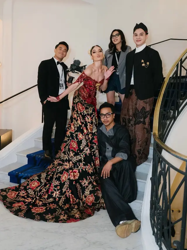 Model Atasan Kebaya dan Bawahan Batik Modern, Padu Padan Cinta Laura di Cannes 2025/via Instagram @claurakiehl