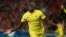 Bek Liverpool, Ibrahima Konate berselebrasi usai mencetak gol ke gawang Benfica pada pertandingan leg pertama perempat final Liga Champions di stadion Luz di Lisbon (6/4/2022). Liverpool menang atas Benfica 3-1. (AFP/Carlos Costa)