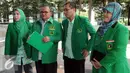  Ketua Muktamar PPP di Bandung Hasan Husairi (kedua kiri) dan Wasekjen DPP PPP Achmad Baidowi (kedua kanan) memasuki Gedung KPK, Jakarta, Jumat (4/3). Kedatangannya untuk berkoordinasi menjalin super visi dengan KPK. (Liputan6.com/Helmi Afandi)