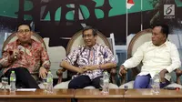 Anggota MPR Fraksi Gerindra, Fadli Zon (kiri) bersama pakar komunikasi politik Hamdi Muluk (tengah) dan Anggota MPR Fraksi PDIP Komarudin Watubun (kanan) saat menjadi narasumber diskusi Empat Pilar MPR di Jakarta, Jumat (5/10). (Liputan6.com/JohanTallo)
