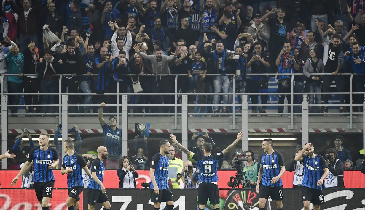 Para pemain Inter Milan menyapa suporter usai menaklukkan AC Milan pada laga Serie A Italia di Stadion Giuseppe Meazza, Milan, Minggu (15/10/2017). Inter Milan menang 3-2 atas AC Milan. (AFP/Miguel Medina)