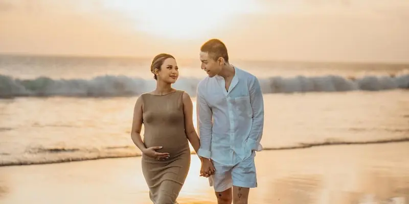 Potret Maternity Shoot Anggi Marito di Pantai, Romantis Bareng Suami