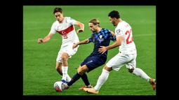 Kenan Yildiz (kiri) yang kini berusia 18 tahun dan tengah membela tim muda Juventus, Juve Next Gen menjalani debut bersama Timnas Turki saat menghadapi tuan rumah Kroasia pada laga Grup D Kualifikasi Euro 2024 (12/10/2023). Dalam laga yang berakhir dengan kemenangan 1-0 dan memastikan Turki lolos ke putaran final, Kenan Yildiz tampil sejak menit ke-86 menggantikan Kerem Akturkoglu. (AFP/Denis Lovrovic)