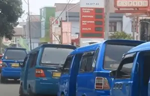 Perjuangan Warga Antre 3 Jam Demi Pertalite