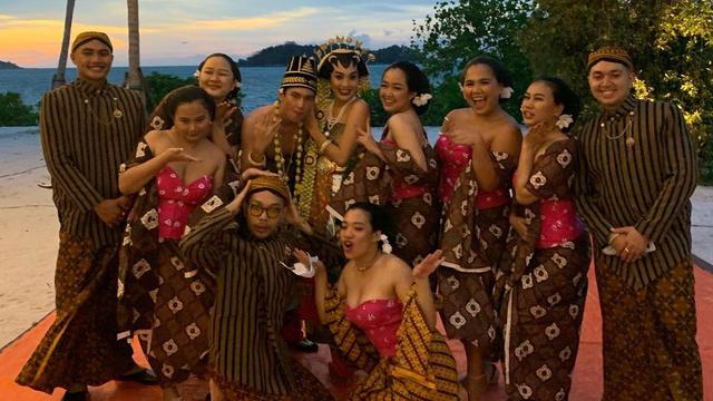 7 Potret Pernikahan Adipati Dolken dan Cantri Tachril Pakai Adat Jawa