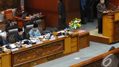 Ketua Badan Pemeriksa Keuangan (BPK) Harry Azhar Aziz (kanan) menyampaikan laporan dalam Rapat Paripurna DPR, Jakarta, Selasa (2/12/2014). (Liputan6.com/Andrian M Tunay)
