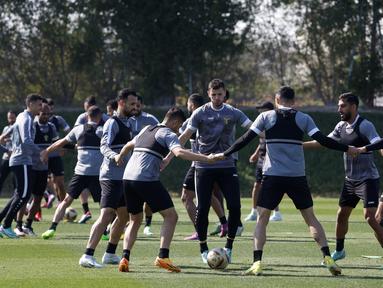 Para pemain Yordania melakukan latihan jelang laga final melawan Qatar di Lusail, Doha, Jumat (9/2/2024). Yordania sukses menjadi tim paling mengejutkan selama ajang Piala Asia 2023. (AFP/Karim Jaafar)