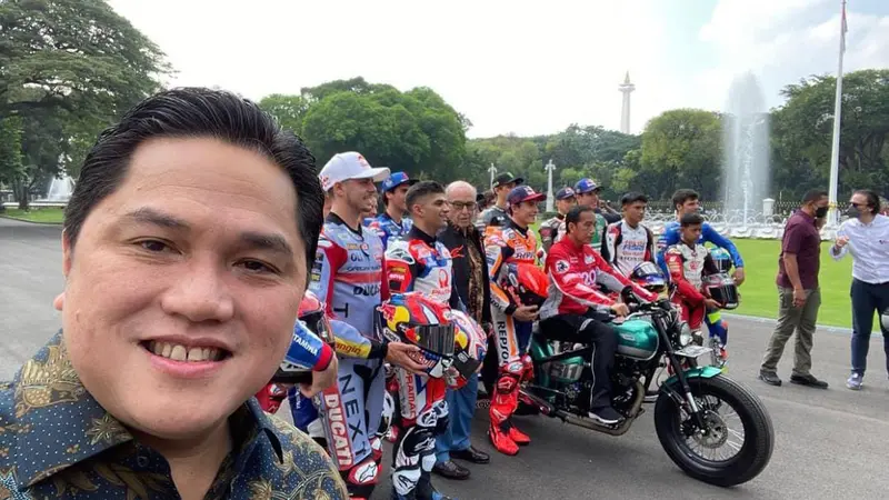 Menteri BUMN Erick Thohir saat mendampingi Presiden Jokowi menerima para pembalap MotoGP di Istana Negara.