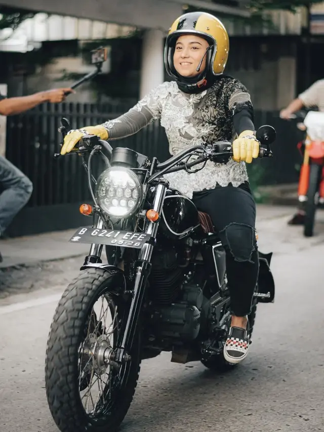 Peringati Hari Kartini,  Publik Figure Kenakan Batik Sambil Mengendarai Motor, credit: Instagram  @cevva.