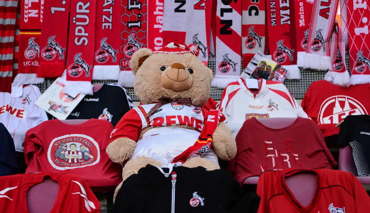 Teddy bears duduk di antara kaus pendukung sebelum pertandingan antara FC Cologne vs RB Leipzig pada lanjutan Bundesliga divisi satu Jerman di Cologne (1/6/2020). Pertandingan yang digelar tanpa penontona akibat pandemi Covid-19 ben ini dimenangkan RB Leipzig dengan skor 4-2. (AFP/Ina Fassbender)