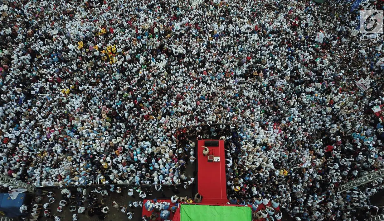 Suasana kampanye akbar calon presiden nomor urut 02 Prabowo Subianto di Lapangan Benteng Kuto Besak, Palembang, Rabu (9/4).Tak hanya disambut ribuan masyarakat, Prabowo juga mendapatkan doa restu dari para ulama, kiai dan habaib se-Sumatera Selatan. (Liputan6.com/Pool/Media Prabowo Sandi)
