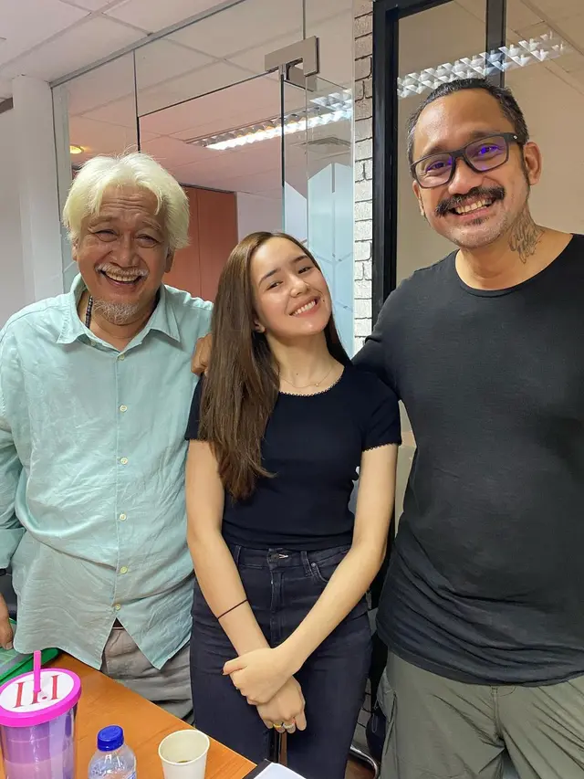 7 Potret Kompak Beby Tsabina dengan Deddy Mizwar dan Tora Sudiro, Bak Keluarga Sungguhan