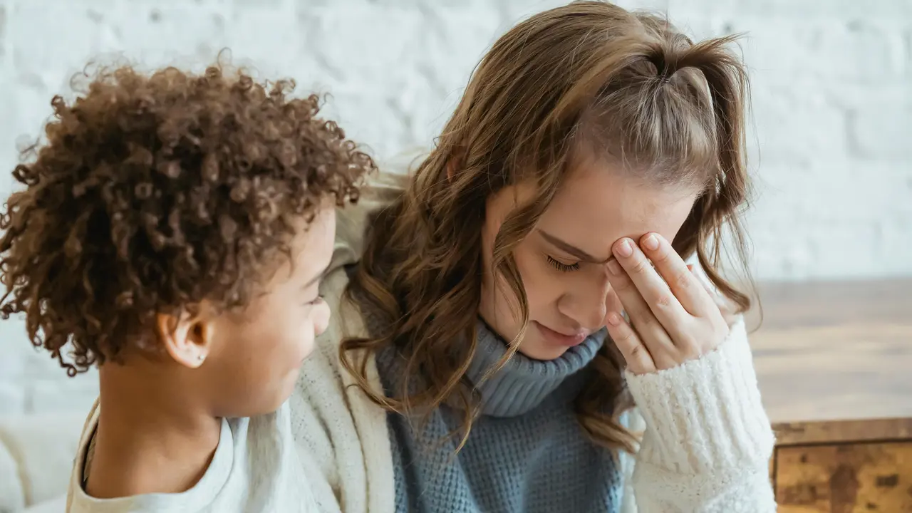 Cara Tetap Menjadi Ibu yang Sabar Menghadapi Anak yang Sedang Mengalami Kondisi Overstimulation Saat Traveling