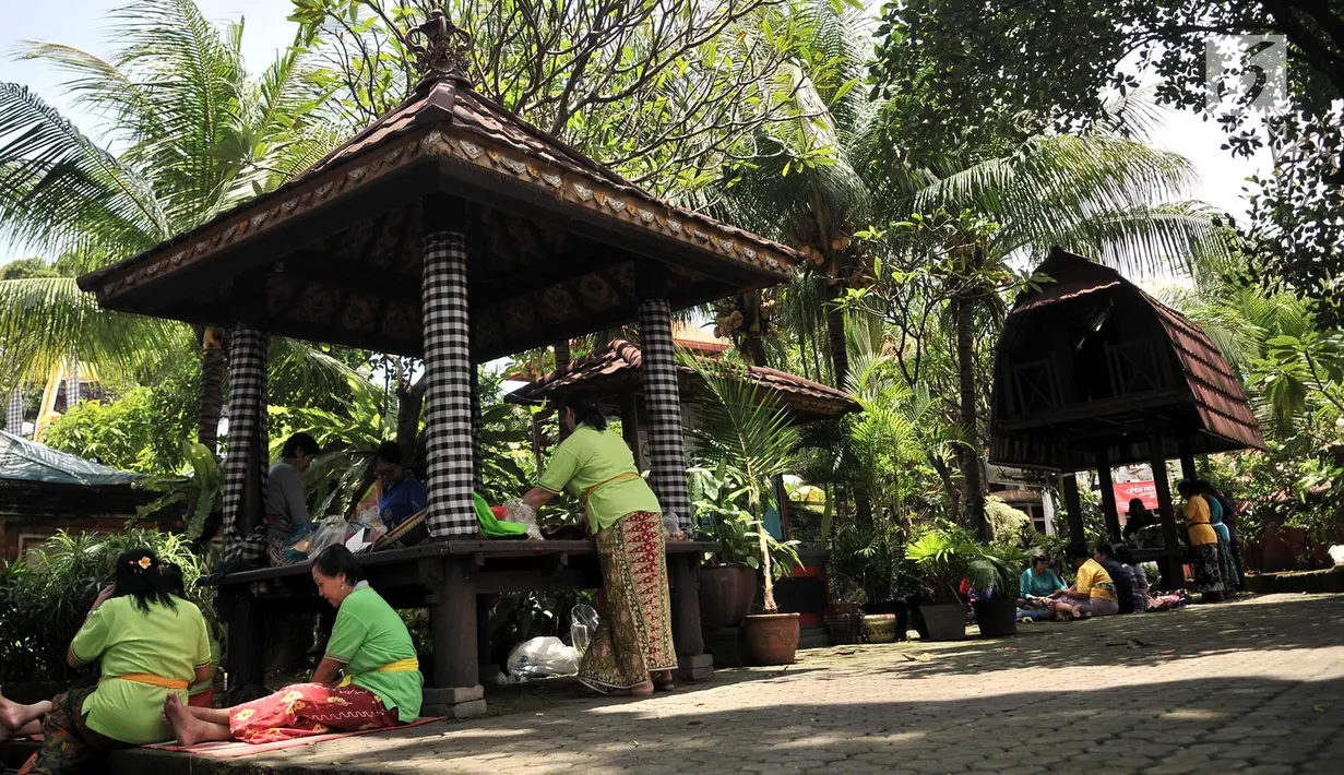 Umat Hindu bersama-sama membuat sajen (Ngayah) di Pura Aditya Jaya, Jakarta, Senin (4/3). Ngayah merupakan tradisi yang dilakukan gotong-royong oleh kaum perempuan Hindu dalam membuat sajen untuk persiapan sembahyang  Nyepi. (merdeka.com/Iqbal S. Nugroho)