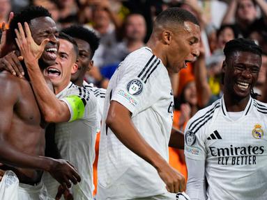 Para pemian Real Madrid merayakan gol yang dicetak oleh Vinicius Junior ke gawang Borussia Dortmund  pada laga Liga Champions di Stadion Santiago Bernabeu. (AP Photo/Manu Fernandez)