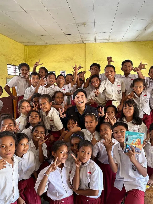 10 Momen Jerome Polin Jadi Guru Matematika di NTT, Penuh Semangat