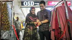 Oki Setiana Dewi bersama suami menggunting pita saat peresmian toko busana muslimnya yang ke-4 di Tanah Abang, Jakarta, Rabu (2/12). Memasuki kehamilan 7 bulan, Oki justru semakin aktif dengan membuka toko baju Muslimnya. (Liputan6.com/Yoppy Renato)