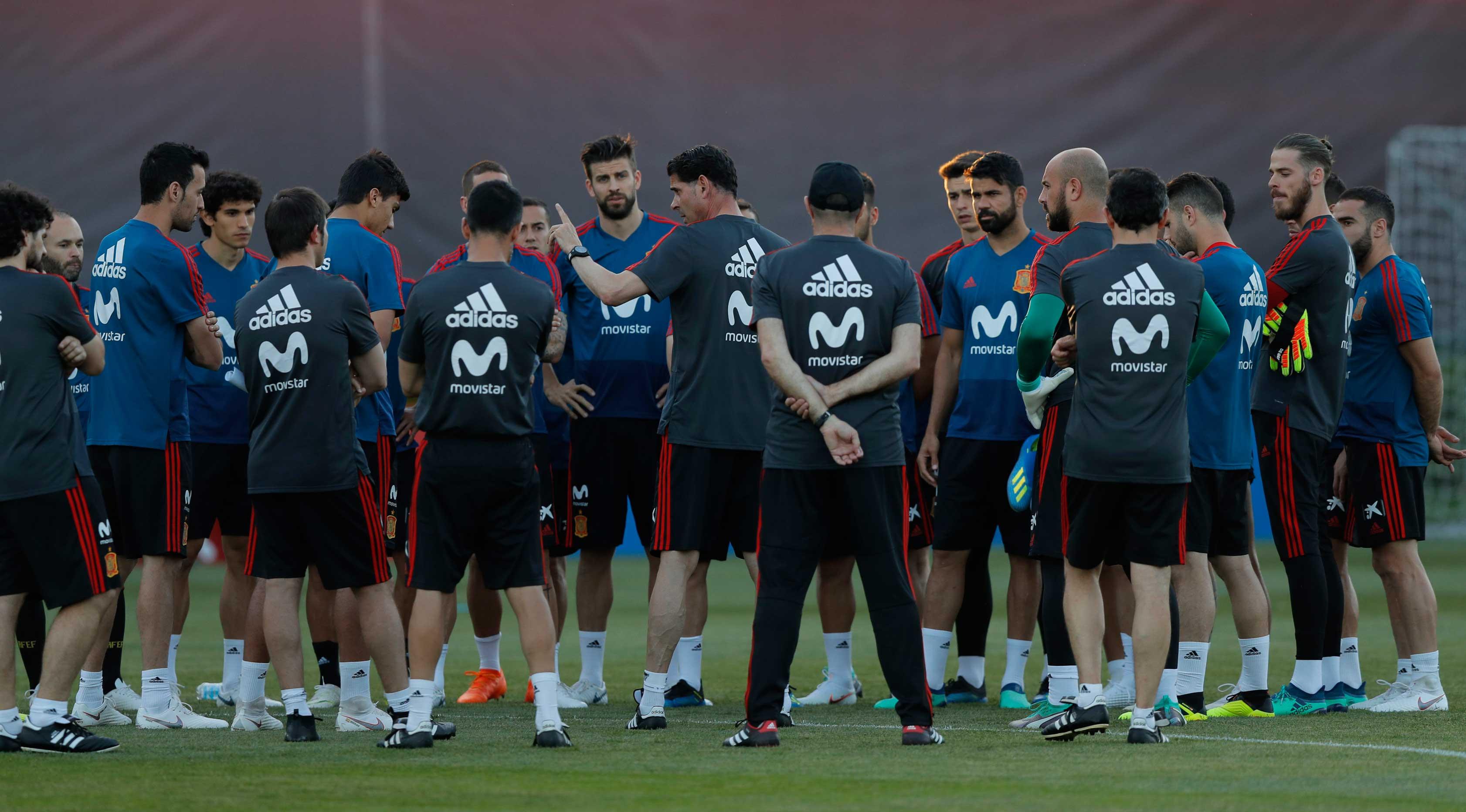 Pelatih baru timnas Spanyol, Fernando Hierro memberikan instruksi kepada para pemainnya selama sesi latihan di Krasnodar, Rusia, Rabu (13/6). Resmi memimpin skuat, Hierro langsung memantau latihan jelang pertandingan kontra Portugal. (AP/Manu Fernandez)