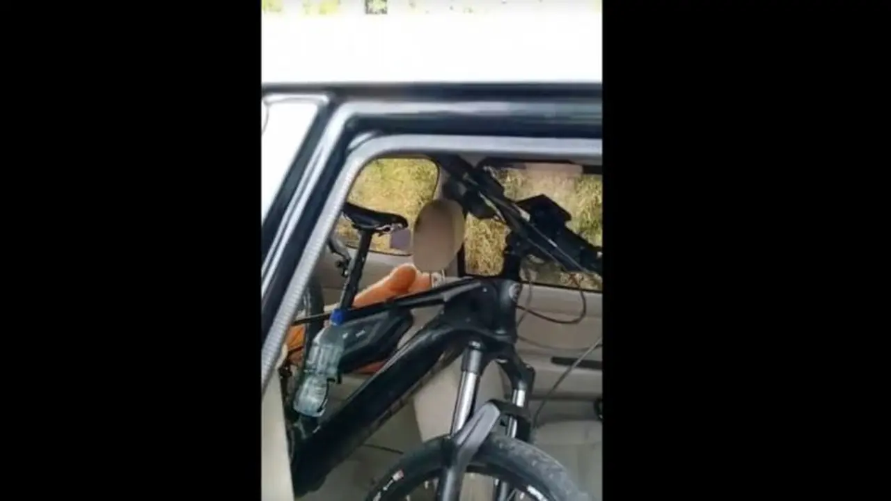 Polisi tilang pengemudi yang bawa sepeda di mobil (Ist)