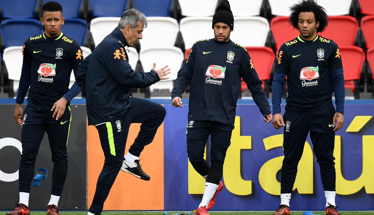 Para pemain Brasil tampak serius saat sesi latihan jelang laga persahabatan di Paris, Rabu (8/11/2017). Brasil akan berhadapan dengan Jepang. (AFP/Franck Fife)