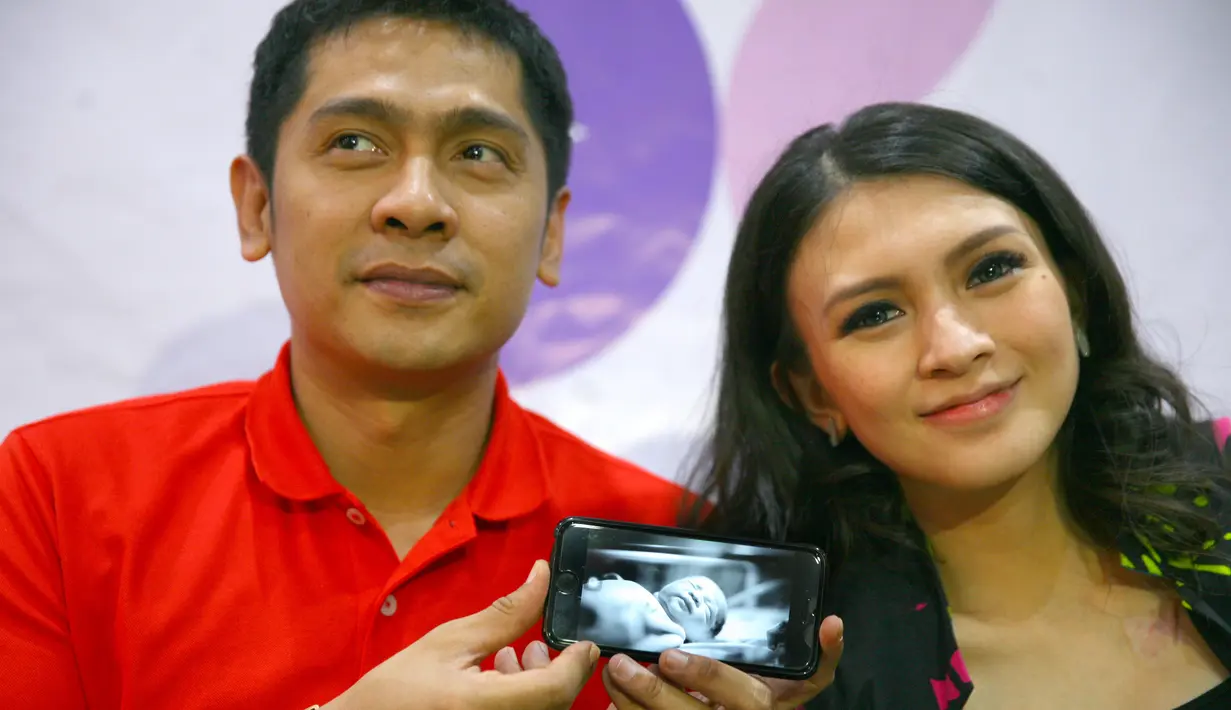 Adi dan Donita berencana untuk keluar Rumah Sakit pada Minggu 14 Januari 2018. "Sekarang baby nya sudah sehat, Besok rencananya pulang," kata Adi. (Nurwahyunan/Bintang.com)