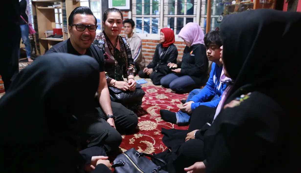 "Secara penampilan manggung, om Yon ini menginspirasi Naif. Seperti pas kita buat lagu 'Piknik 72' itu, kita kiblatnya ke Koes Plus banget itu. Bisa dibilang tanpa Koes Plus enggak ada naif," kata David Naif di rumah duka. (Adrian Putra/Bintang.com)