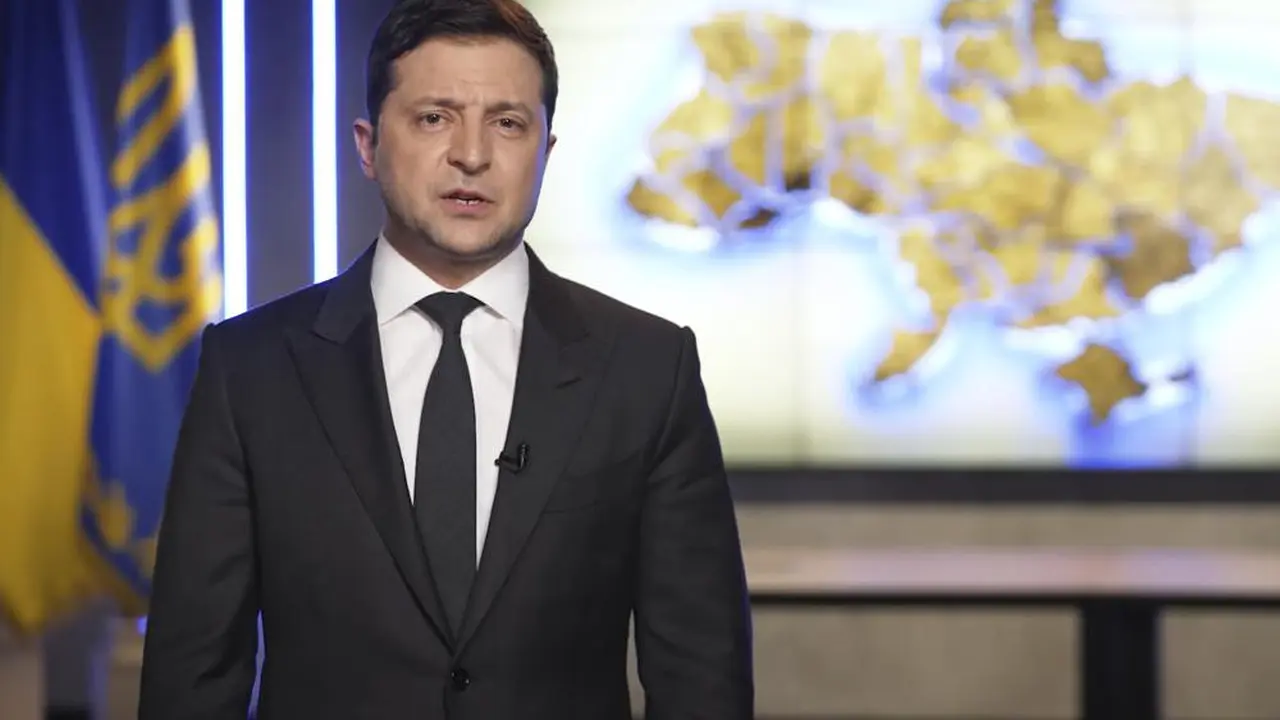Presiden Ukraina Volodymyr Zelenskyy berpidato di hadapan bangsa di Kyiv, Ukraina, Kamis, 24 Februari 2022. Zelenskyy mengumumkan darurat militer akibat serangan Rusia. (AP)