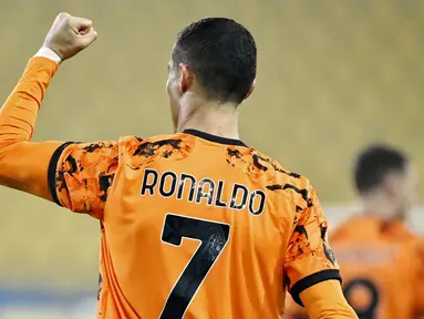 Striker Juventus, Cristiano Ronaldo, melakukan selebrasi usai mencetak gol ke gawang Parma pada laga Liga Italia di Stadion Ennio Tardini, Minggu (20/12/2020). Juventus menang dengan skor 4-0. (Massimo Paolone/LaPresse via AP)