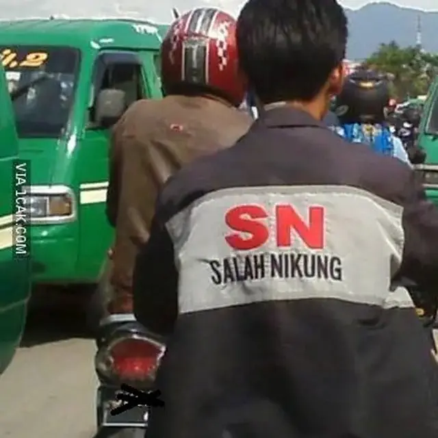 6 Plesetan Merek Jaket Nyeleneh Ini Bikin Senyum Tipis, Tetap Tampil Keren