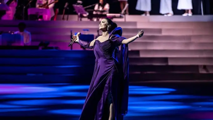 8 Gaya Kompak Kris Dayanti, Aurel Hermansyah, Amora, dan Ameena Manggung Bareng di Konser Semesta