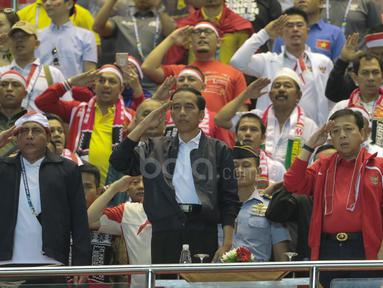 Presiden Republik Indonesia, Joko Widodo melakukan penghormatan saat lagi Indonesia Raya dikumandangkan pada laga Semi-final AFF Cup 2016 di Stadion Pakansari, Bogor, (03/12/2016). (Bola.com/Nicklas Hanoatubun)