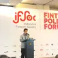 Wakil Ketua OJK Mirza Adityaswara dalam acara Fintech Policy Forum Seri II di Auditorium Center for Strategic and International Studies (CSIS), Jakarta, Selasa (8/8/2023). Mirza mengatakan bahwa kredit pinjol tumbuh tinggi. (Tira/Liputan6.com)